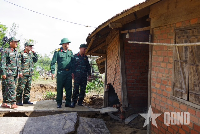 Bộ CHQS tỉnh Đắk Lắk thăm, động viên hộ dân bị sập nhà tại xã Đắk Liêng